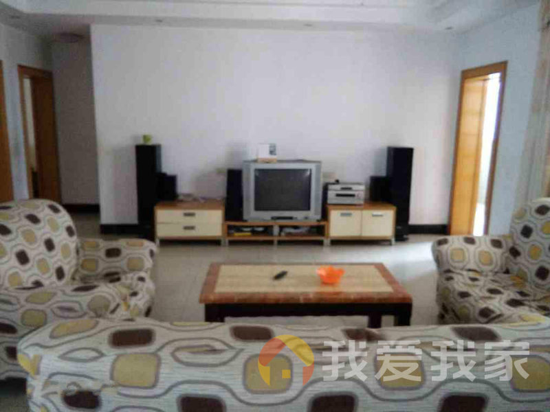 荣昌小区小区环境好，出入方便。临近地铁和学校，中间