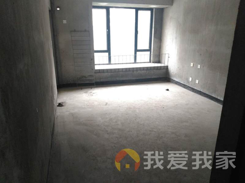 万科四季花城北区小区环境好，出入方便，人车分流，临近地铁