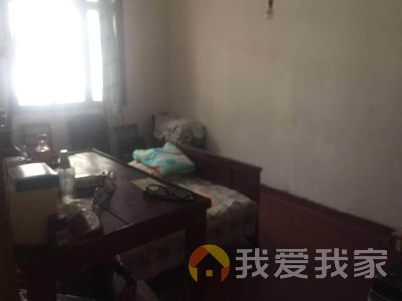 地铁站口，有院子门卫单位宿舍,正规三房,实际使用面积有一百多