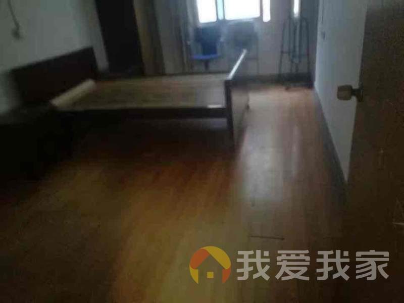 鸭子塘 南北通透，采光好 中间楼层