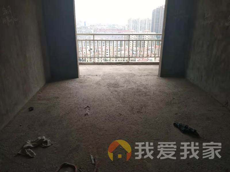 满五唯一带落地阳台，可以拎包入住，位于小区中间位置，环境安静