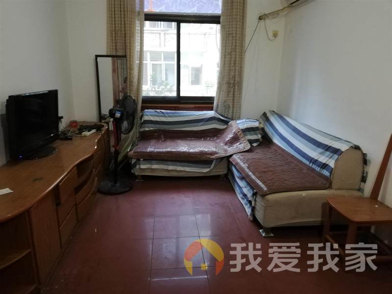 中装三房,有院子,好停车,地铁二号线口,出入方便