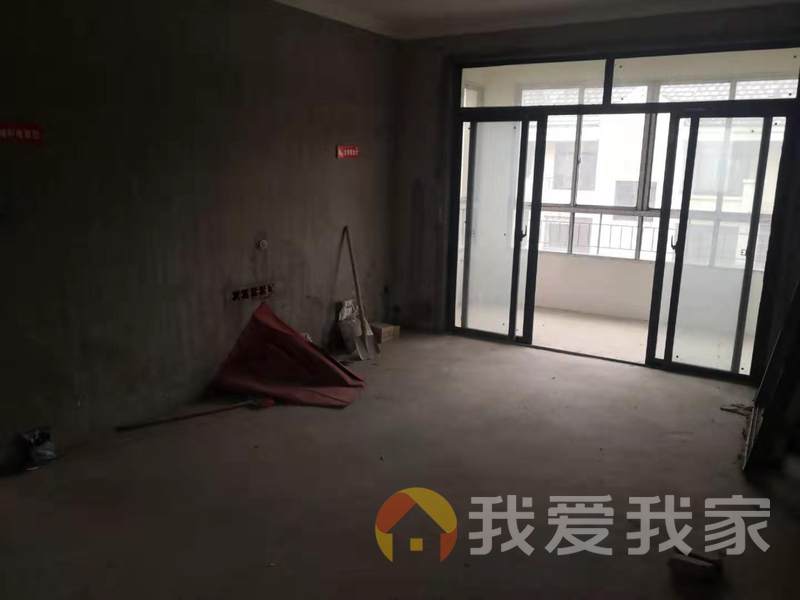小区环境安静，前后无遮挡，感光度极好，户型居住
