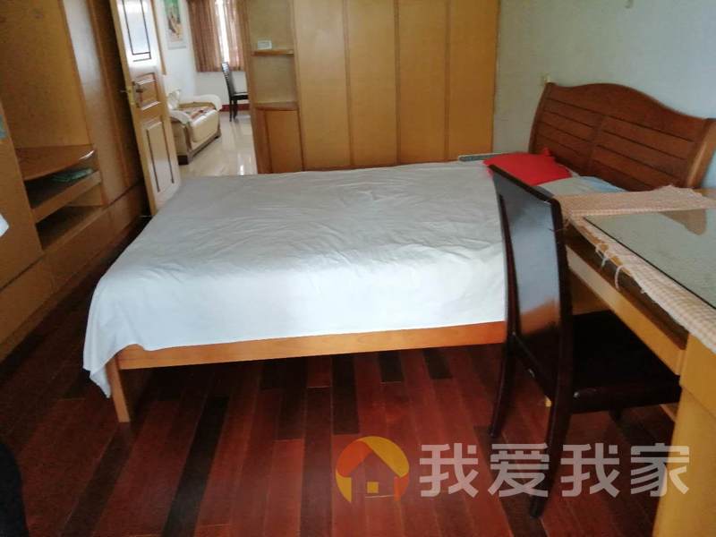 江大南路荣昌小区，近菜场，青新，小学，二，生活便利。