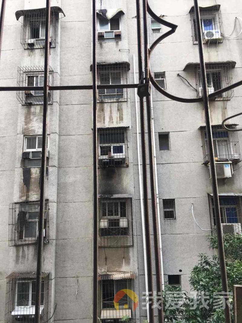 近建设中的4号地铁线口    九年制学校 隔壁、江西省中医院