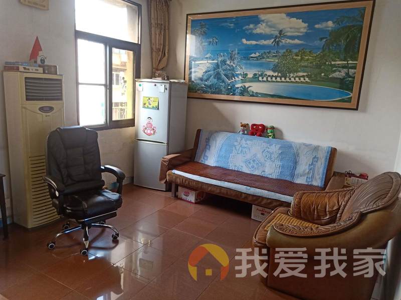 上海路近地铁口舒适大两房，得房率百分之90，干净清爽
