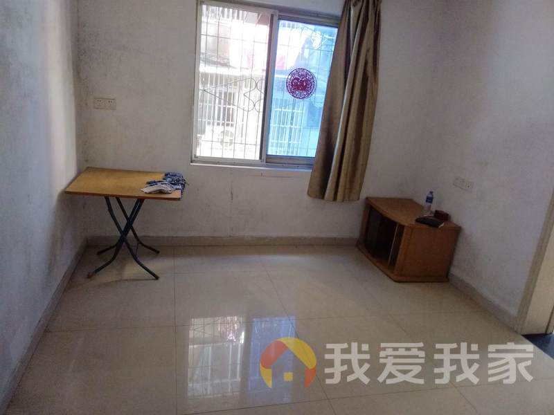 进贤仓5号三医院宿舍 南北通透，采光好 装修好，环镜优美 周边匹套完善，，出行方便