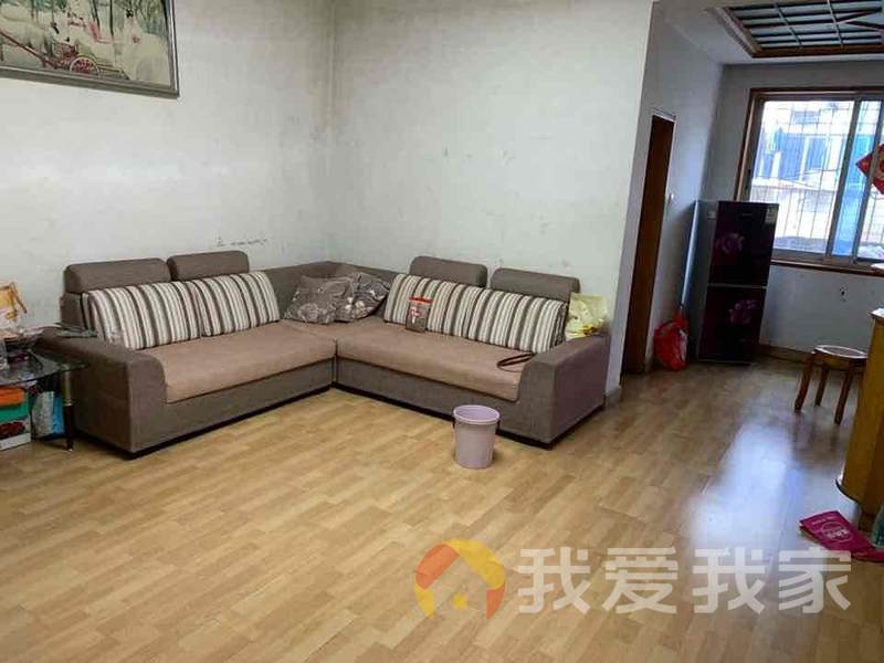 荣昌小区小区环境好，出入方便，临近地铁和学校，中间楼层
