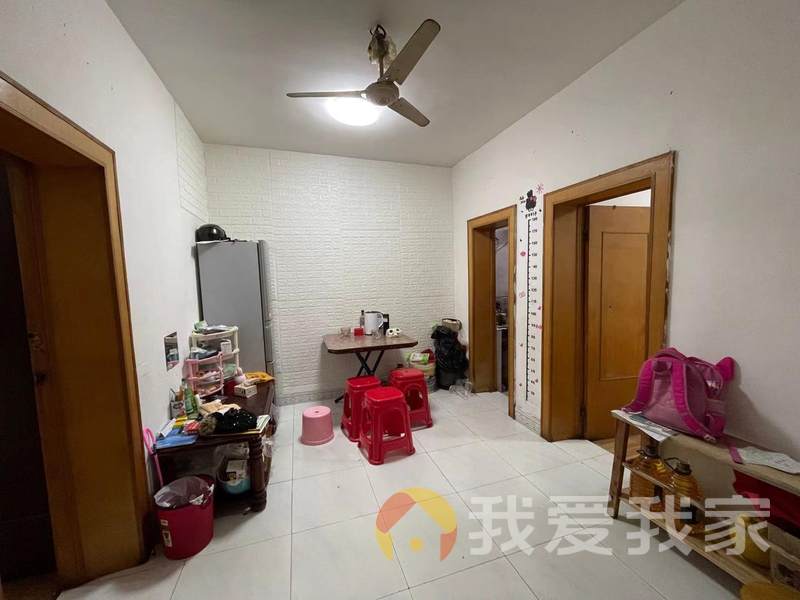 经典小两房，此房为顶楼，价格可以小刀，全天太阳，房东诚心出售