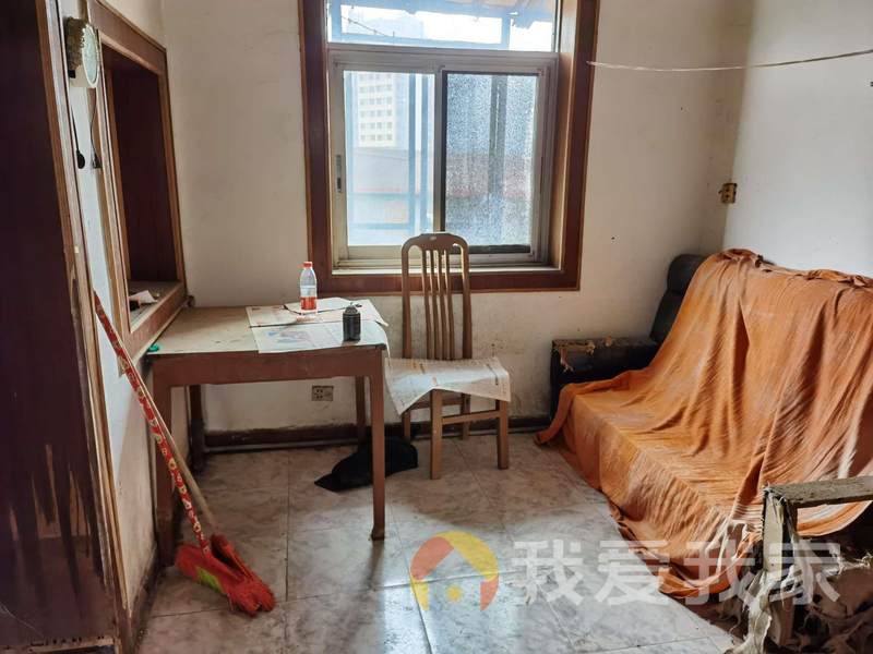 青山南路 南北通透，采光好 近地铁 中间楼层