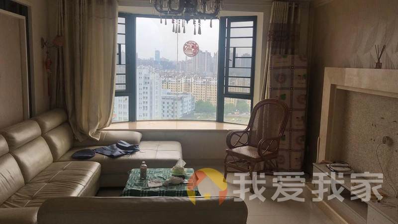 洪城比华利 南北通透，采光好 装修好，环镜优美 近地铁 中间楼层