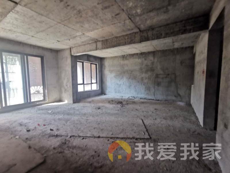 南昌我爱我家红谷滩少有的下叠别墅，送大花园，层高5米地下室，出门地铁