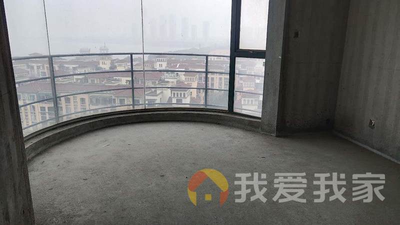 恒茂湖滨小区环境好，出入方便，人车分流，临近地铁和学校，中间