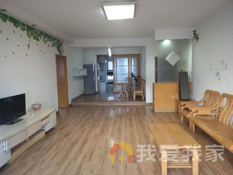 荣昌小区，中装大两房，南北通透，房东诚心出售，价格可谈。