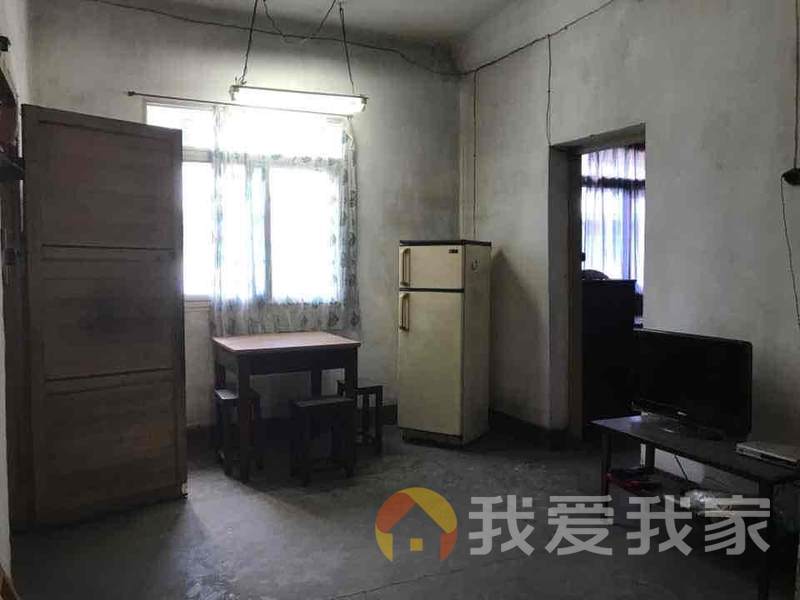 广场东路丁公路盈石广场旁有院子门卫