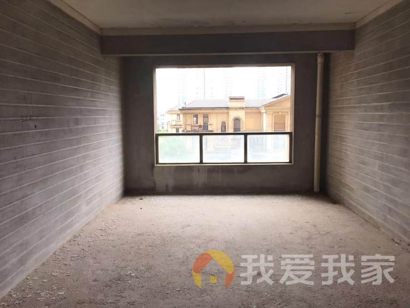 小区环境安静，前后无遮挡，感光度极好，户型居住