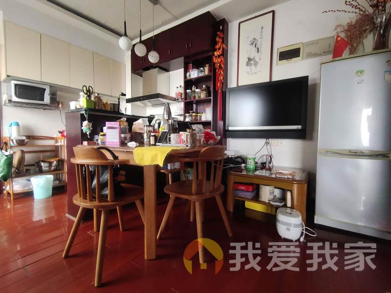博泰江滨威尼斯 南北通透，采光好 装修好，环镜优美 近地铁 中间楼层