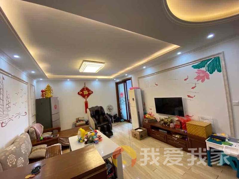 近地铁口精装三房，楼层好，采光强，拎包入住