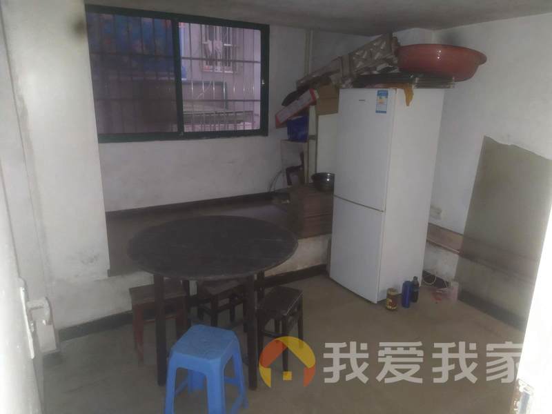南昌我爱我家满五唯一，拎包入住，房子位置在小区中间很安静，小区环境相当好