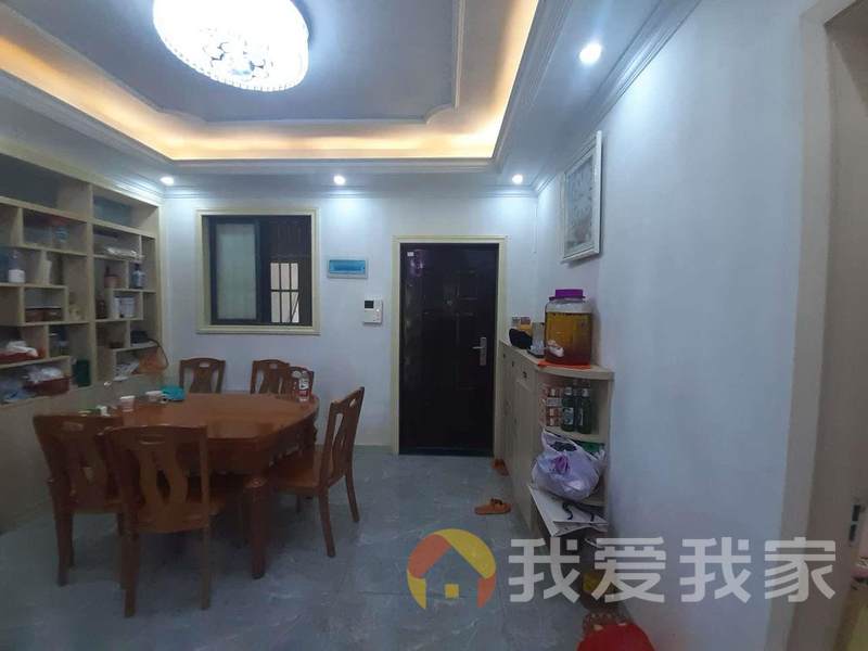 房屋是精装修的。可直接拎包入住