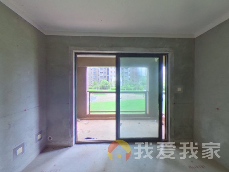 近地铁交通便利 房型通透前后无挡 临赣江环境优美