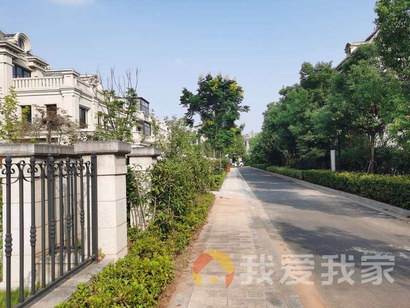 南昌我爱我家绿地卢塞恩小镇二期A02号地块 南北通透，采光好 视野好，诚心出售