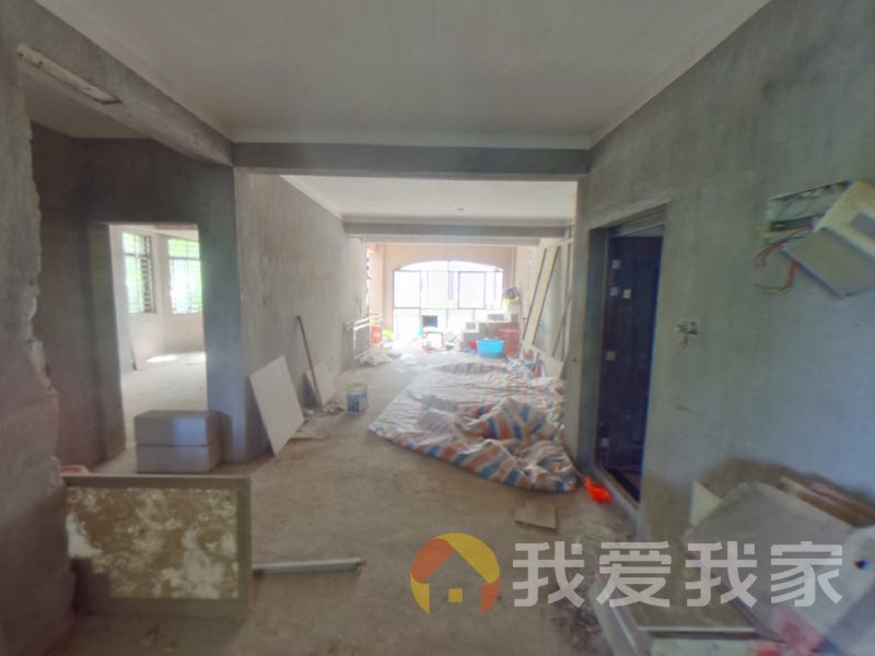 小区环境安静，前后无遮挡，感光度极好，户型居住舒适度高