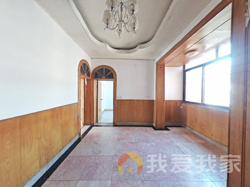 地铁站彭家桥，新出中装两房，全天太阳，玉带河边，适宜居住。