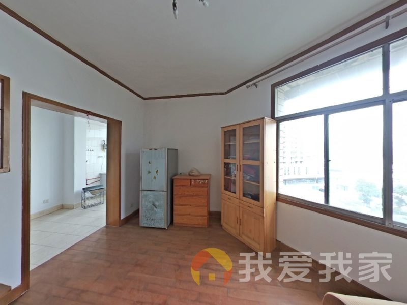 房东急需资金周转，低于市场价出售，随时看房！