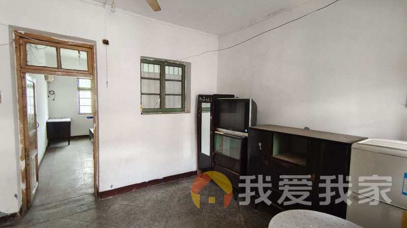 铁路宿舍月台西 南北通透，采光好 装修好，环镜优美 视野好，诚心出售
