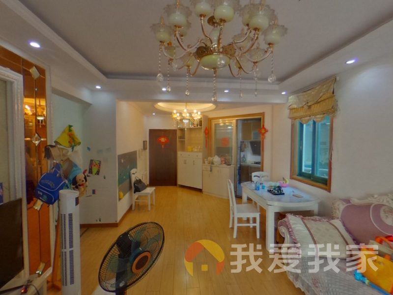 满五年唯一带落地阳台正规一居室小；可以拎包入住；位于小区中间