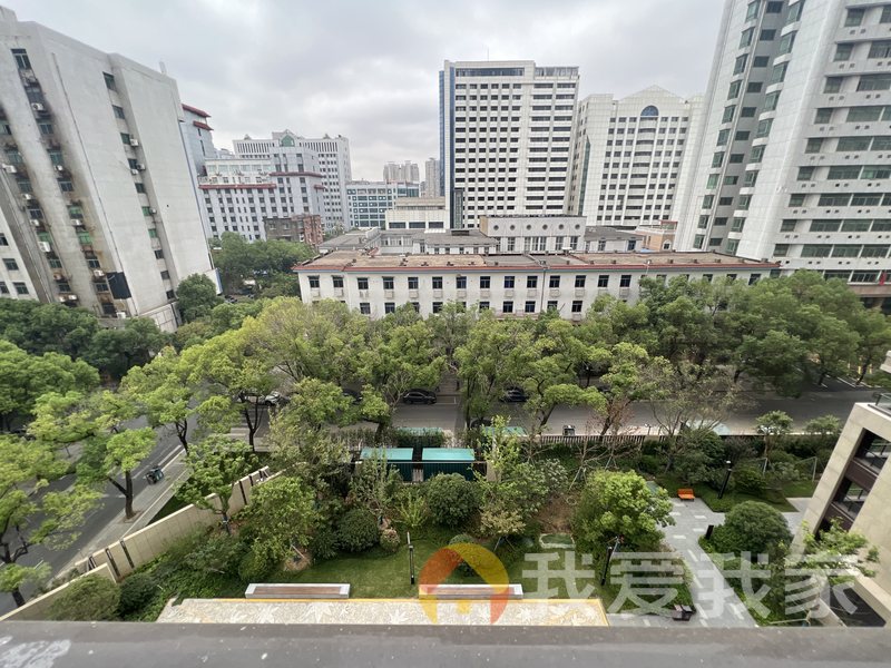 南昌我爱我家地标建筑八一商圈育新书包房精装四居近地铁