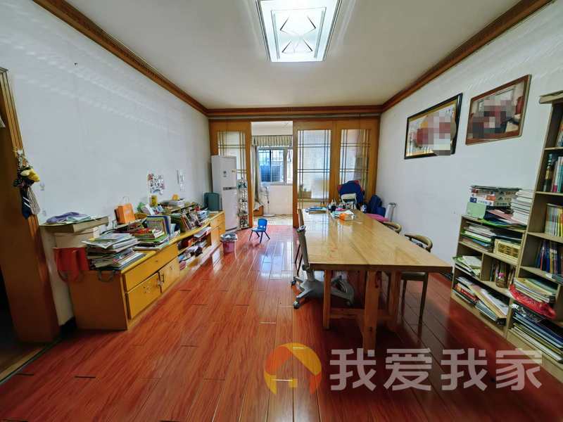 户型方方正正，一卧室朝南，一卧室朝北，客厅朝北，太阳光线好。