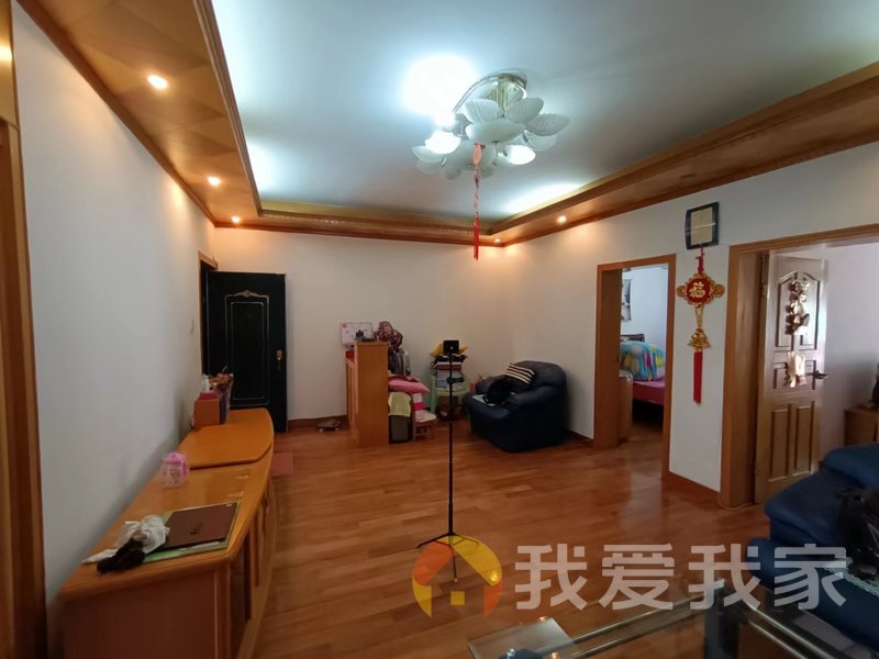 江大南路  天虹附近  超大两房  中间楼层