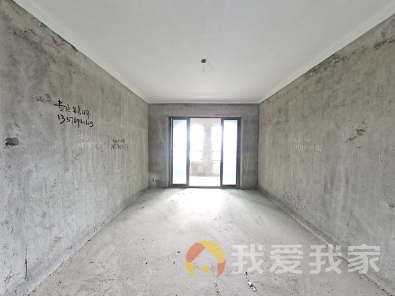 满五年唯一带落地阳台正规一居室，可以拎包入住，位于小区中间