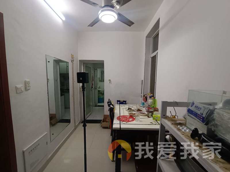 满五唯一 正规二居室  可以拎包入住  位于小区中间位置