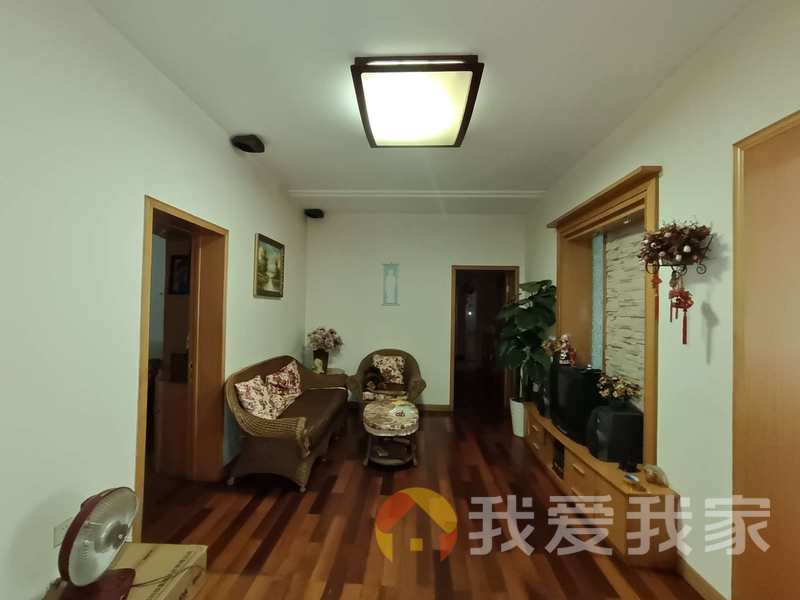 站小，铁路一中，中间楼层，南北通透三房，房东自住精装修