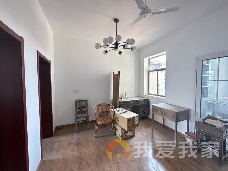 北京西路建工集团 单位宿舍 客厅、主卧朝南，客厅连阳台