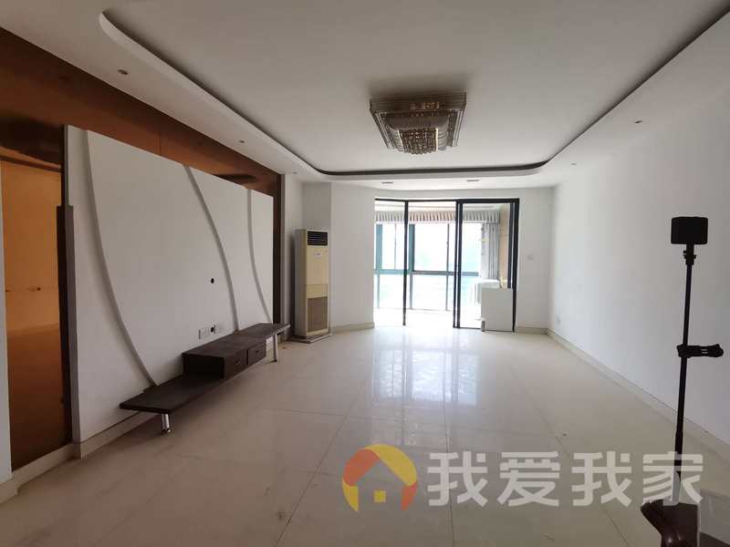 隆鑫广场 南北通透，采光好 装修好，环镜优美 近地铁 周边匹套完善，，出行方便