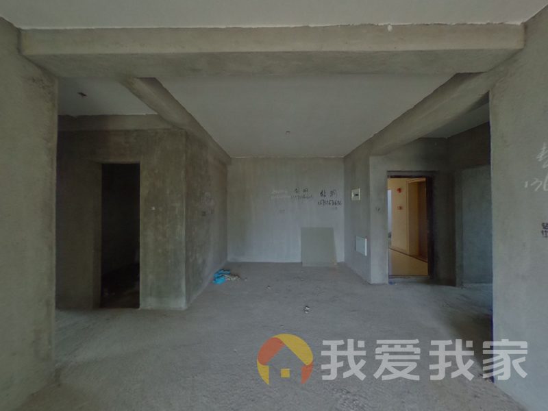 上峰景城端户三房，出门就是洪范，森林公园也在小区旁