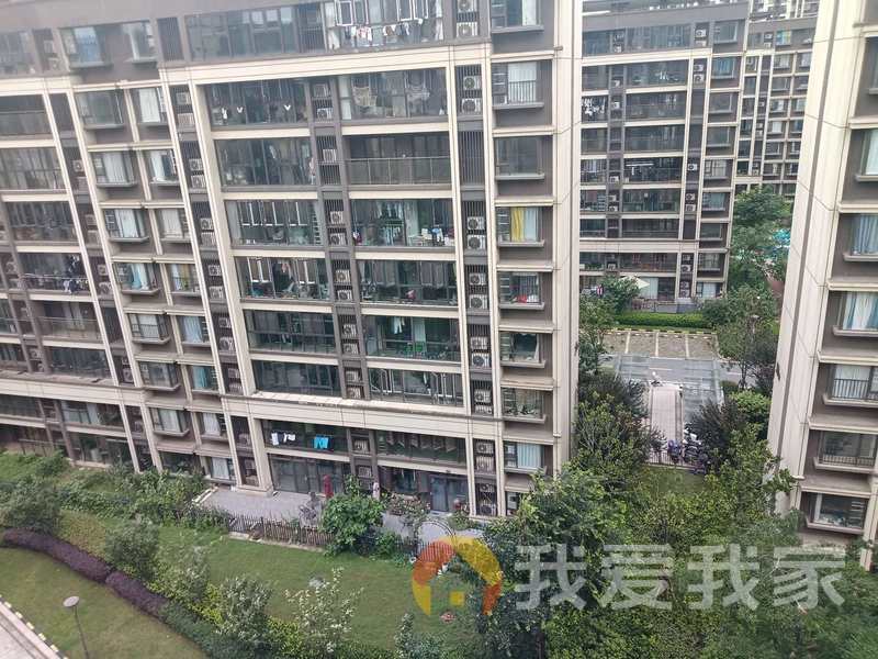 .北通透，厨卫朝北，户型方正，布局合理，没有浪费面积，得房率