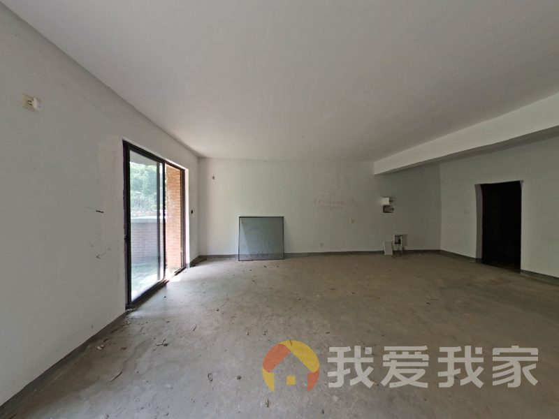 九龙湖绿地国博城二期洋房一楼复试，带院子带地下室，近南昌二中