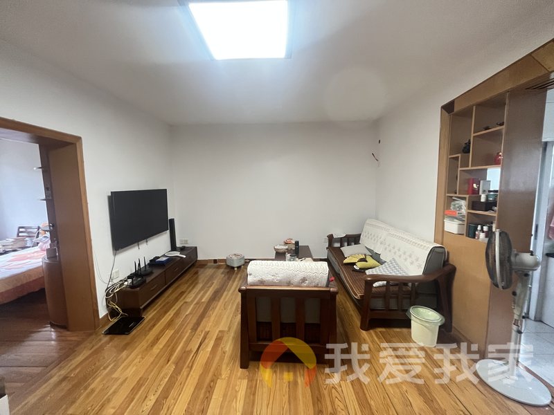 上坊路43号省精神病宿舍 南北通透，采光好 装修好，环镜优美 近地铁 视野好，诚心出售