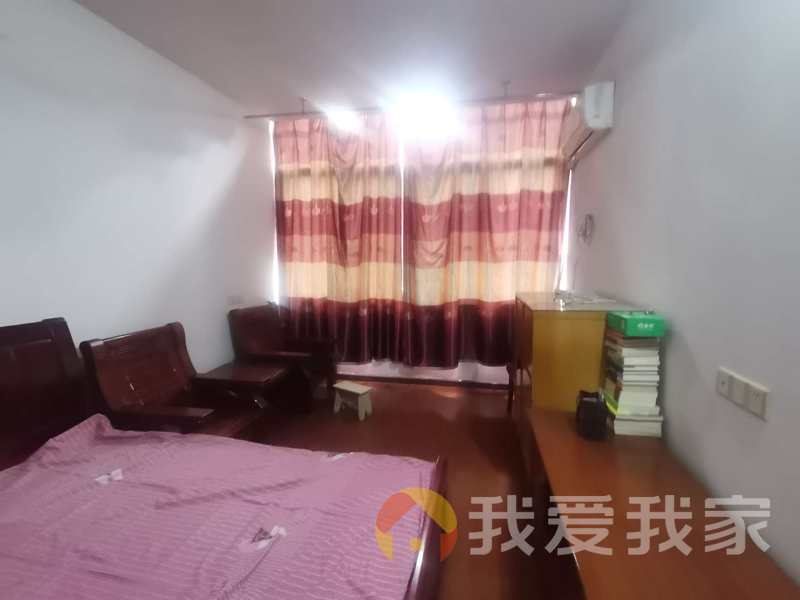 青山支路26号光明小区(发电厂宿舍) 南北通透，采光好 装修好，环镜优美 视野好，诚心出售