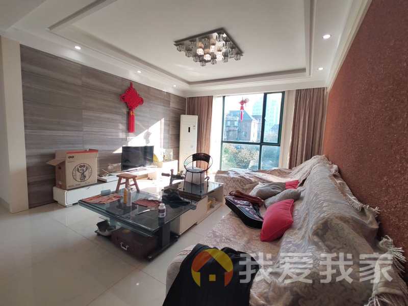 洪城比华利 南北通透，采光好 装修好，环镜优美 近地铁 视野好，诚心出售