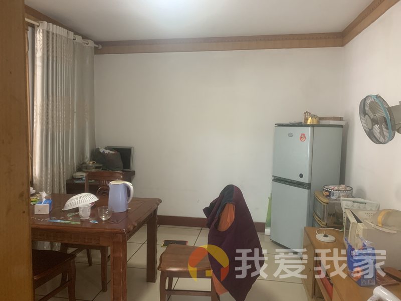 南昌我爱我家桃花苑商住小区 南北通透，采光好 装修好，环镜优美 中间楼层