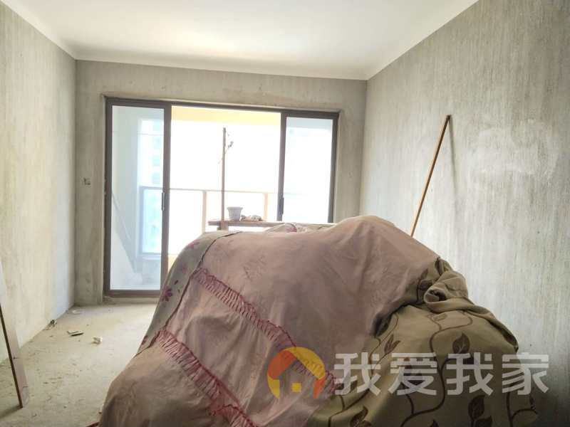地铁口三房  出门xue 校 全天阳光 视野好 中间楼层