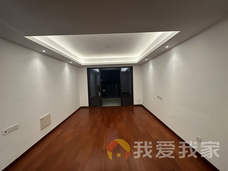 新力上园 南北通透，采光好 装修好，环镜优美 中间楼层
