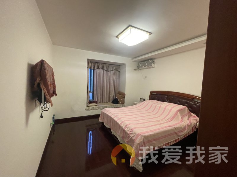 南昌我爱我家凤凰城一期凤鸣苑 南北通透，采光好 装修好，环镜优美 近地铁 视野好，诚心出售
