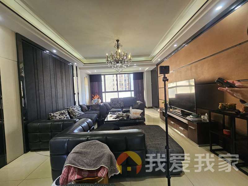 世茂天城 南北通透，采光好 装修好，环镜优美 近地铁 周边匹套完善，，出行方便